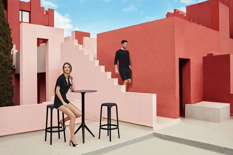 Tabouret de restaurant de la collection Brooklyn par VONDOM mise en situation peinture epoxy noir à Paris