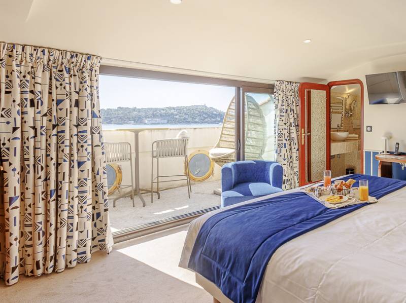 Balcon avec tabourets Nido et fauteuil suspendu collection Panama à Villefranche-sur-mer