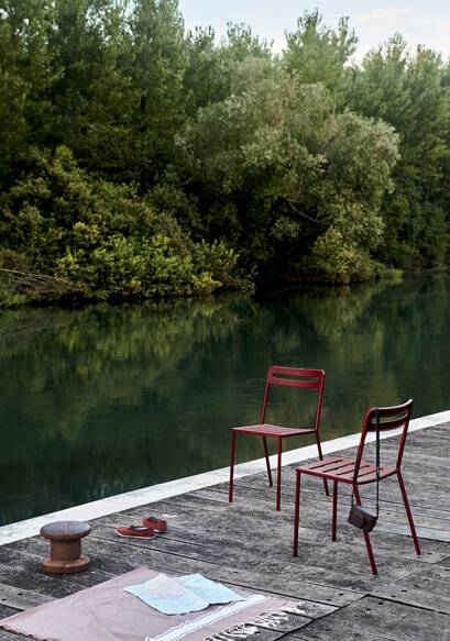 chaise de repas de la collection C1 couleur aubergine à Nantes