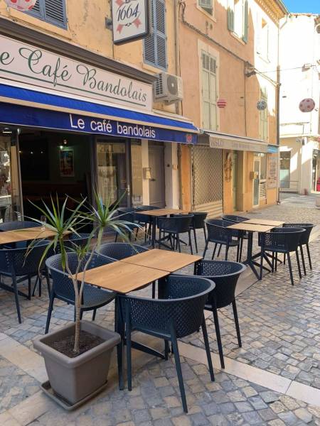 Réalisation Café Bandolais aménagement extérieur chaises epoxy à Genève