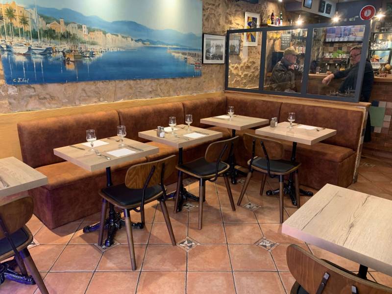 Réalisation Café Bandolais aménagement intérieur avec chaises Felix Up à Cannes
