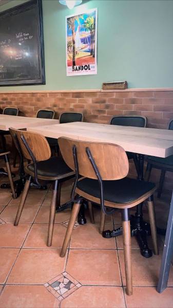 Réalisation Café Bandolais aménagement intérieur avec chaises Felix Up à Lyon
