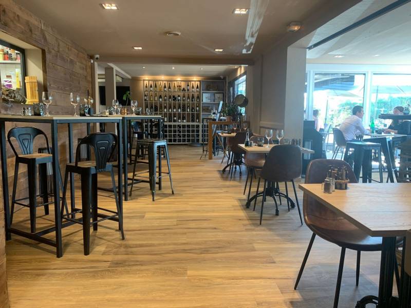 Réalisation restaurant La cave Gourmande avec chaise Emile et plateau Halifax chêne naturel 24 mm à Marseille