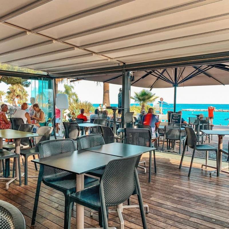 chaise d'extérieur de la collection Bit mise en situation dans un restaurant à Nice