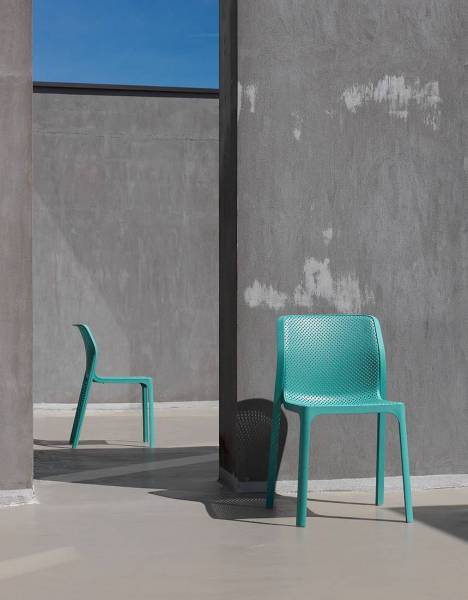 chaise d'extérieur de la collection Bit couleur bleu  avec détail minutieux à Nantes