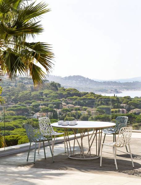 Chaise de la collection forest en aluminium vernis mise en situation à Bordeaux