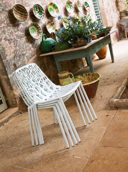 Chaises empilé collection Forest en aluminium vernis peinture epoxy blanc à Paris