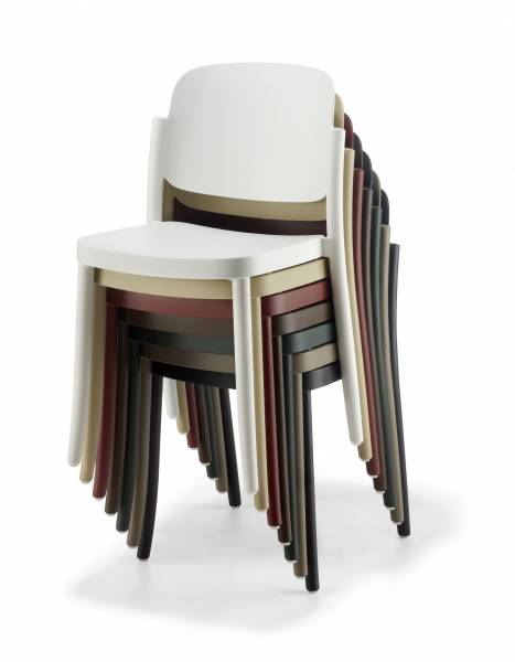 chaise de repas de la collection Piazza par Colos empilée à Biarritz