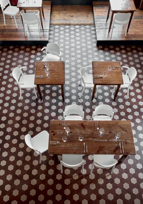 ensemble de chaise de repas de la collection Piazza par Colos à Paris