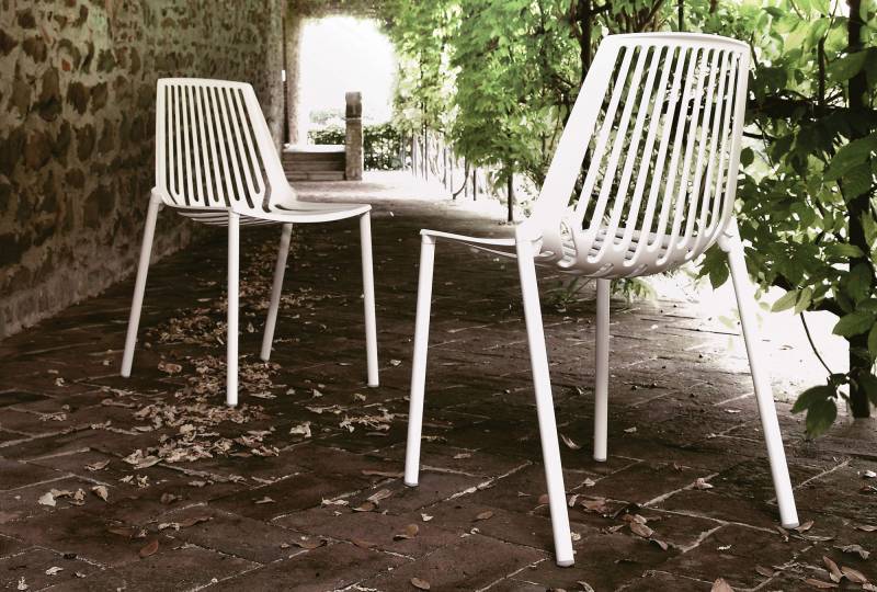 chaise de repas de la collection Rion mise en situation autour d'une table à Paris