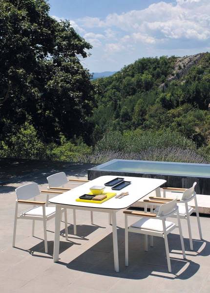 Chaise de repas collection Shine en bord de piscine à Aix