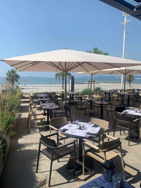 Chaise de restaurant collection Shine en aluminium avec et sans accoudoirs à Cannes