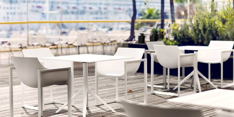 Chaise de repas d'extérieur de la collection Wall Street par VONDOM en polypropylène blanc à Cannes