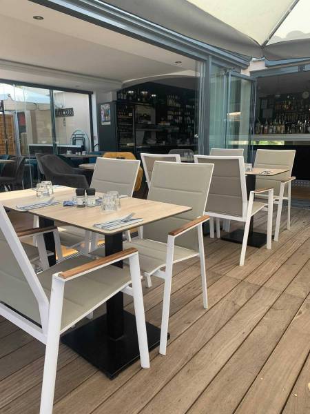 Plateau de table de la collection Compact Easy 10mm par FLEXMOB à Cannes