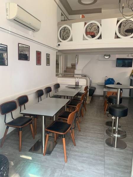 Aménagement intérieur avec chaises Felix up d’un tabac presse La Civette du Musée à Paris