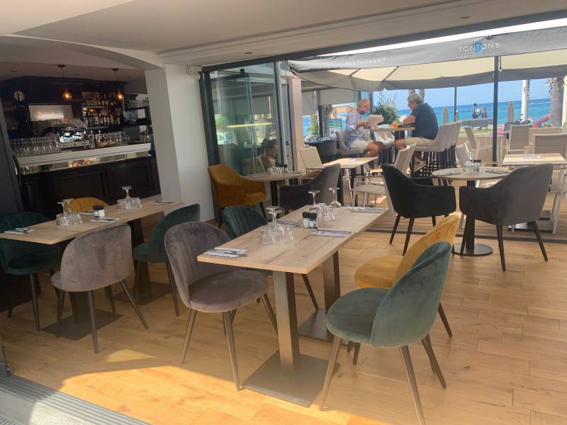 Mise en situation pieds de table de la collection COME 16 en plaque métallique avec peinture epoxy à Aix