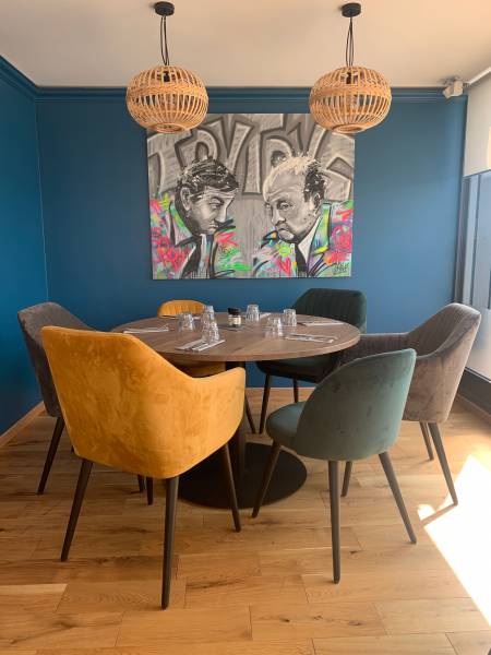 Mise en situation pieds de table de la collection COME 70 par FLEXMOB avec plaque métallique de 7 mm et peinture epoxy à Lyon