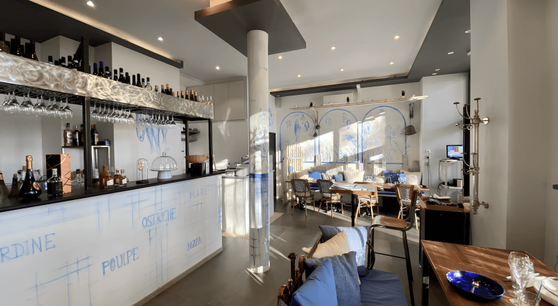 Intérieur du bar à huitres Oyster Club au port de Nice