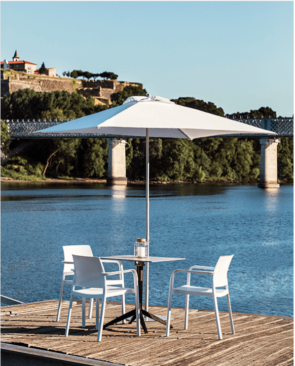 chaise de repas de la collection Dock blanche à Biarritz