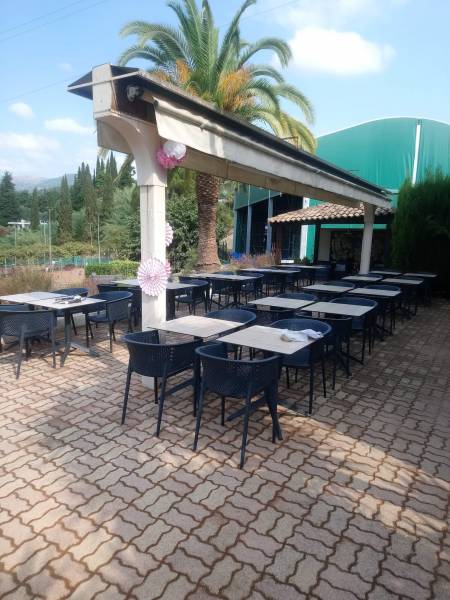 Equipement de la terrasse du Tenis Padel à Vence avec la collection OXY ARMCHAIR