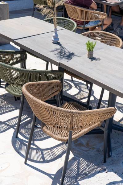 Zoom sur le tressage naturel du fauteuil de repas JACCO au restaurant La Petite Garoupe au Cap d'Antibes