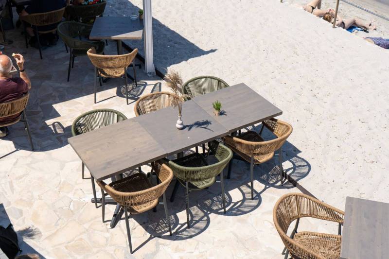 Vue d'ensemble de l'aménagement table et fauteuil de repas JACCO au restaurant La petite Garoupe au Cap d'Antibes