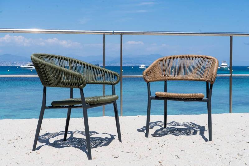 Zoom sur les fauteuils de repas vert olive et tressage naturel au restaurant La Petite Garoupe au Cap d'Antibes