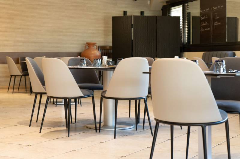 Vu d'ensemble sur l'aménagement intérieur du restaurant