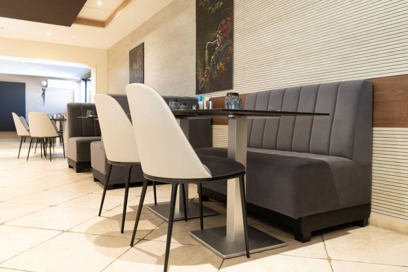Assemblage chaise Léa et banquette sur mesure en velours du restaurant Argile Caffè Mouans-Sartoux