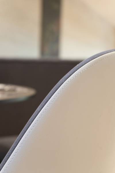 Zoom sur la chaise Léa grise et blanche au restaurant Argile Caffè à Mouans-Sartoux