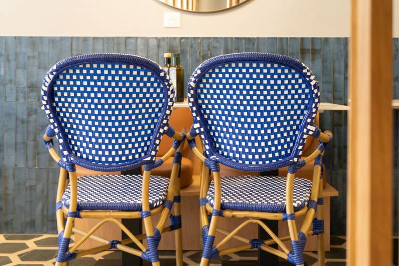 zoom du dossier des chaises LENA en nylon ambiance Méditerranéen à Antibes