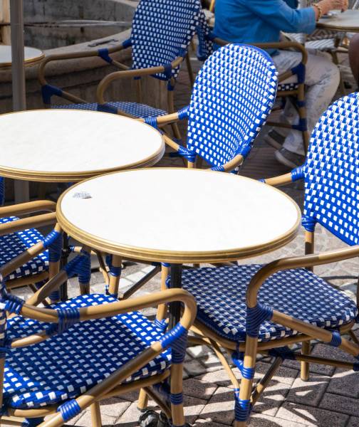Chaise bleu et blanc LENA en nylon et table effet marbre PRATO