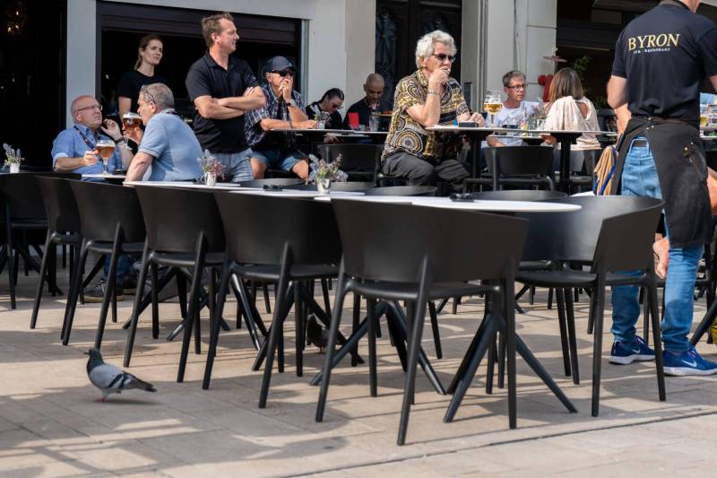 Vue d'ensemble des fauteuils de repas LENA au restaurant/bar le Byron à Cannes