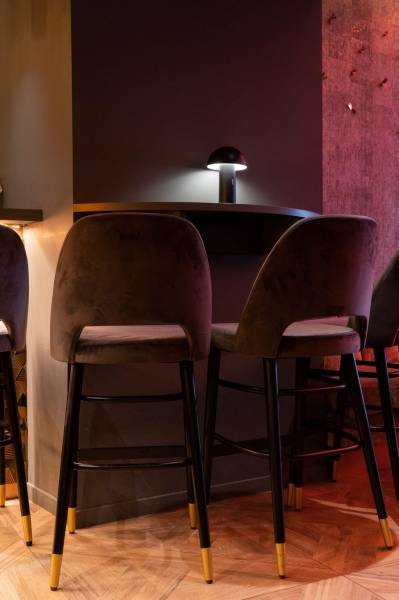 Zoom sur les chaises hautes MONTREUX en velours ultra-confort au restaurant Le Pablo au Vieil Antibes
