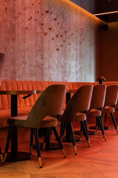 Aménagement des chaises MONTREUX en velours au restaurant Le Pablo au Vieil Antibes