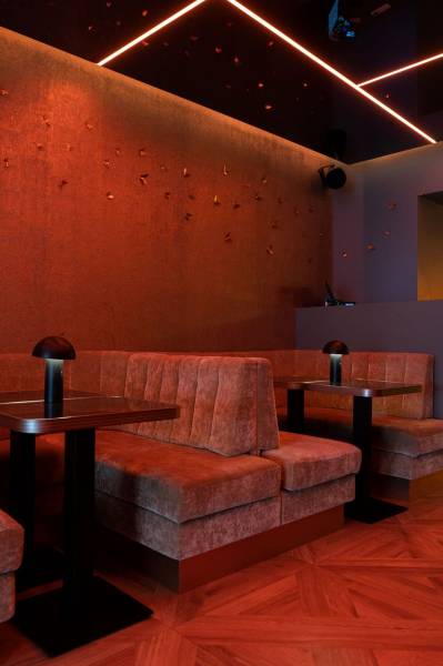 Zoom sur les banquettes sur-mesure en velours confortable du restaurant le Pablo au Vieil Antibes