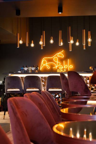 Vue d'ensemble de l'aménagement extérieur du restaurant le Pablo au Vieil Antibes