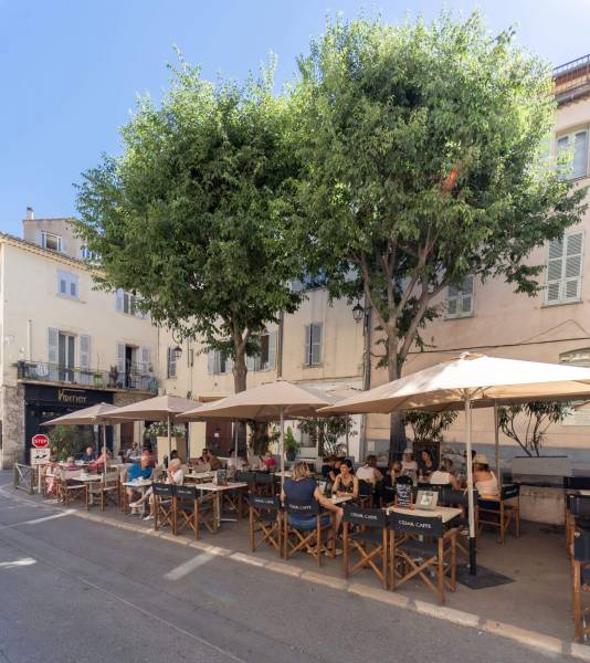 Parasol de la collection Vigo avec baleines en aluminium laqué couleur jaune à Cannes