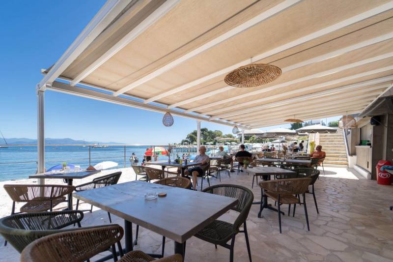 Aménagement extérieur avec des chaises de repas tressées en cordes de fibres synthétiques collection Nizza à Cannes