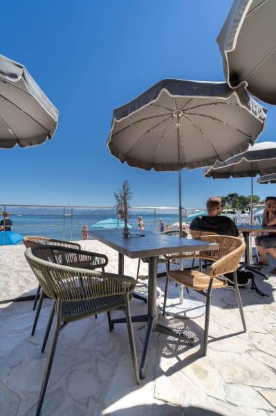 Zoom sur la table pliante Click en structure aluminium thermo laqué au restaurant La Petite Garoupe au Cap d'Antibes