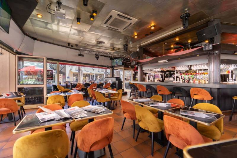 Intérieur du restaurant le Crystal avec ses chaises JYLL en velours rembourrés à Antibes