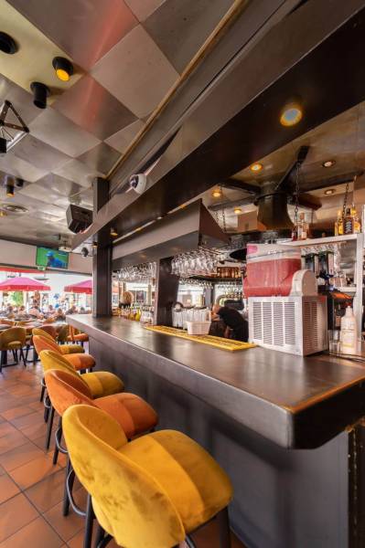 Bar du restaurant Le Crystal à Antibes avec ses chaises hautes de la collection RIVAS