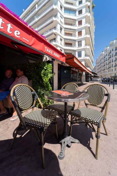 Pied de table style bistrot en aluminium robuste 3 branche à Cannes