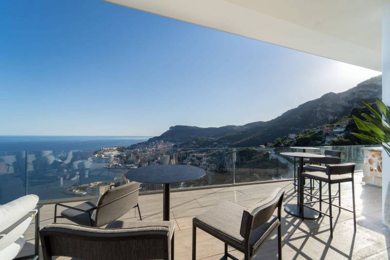 Aménagement en mobilier extérieur de la terrasse du rooftop Céto Bar de l'hotel Maybourne Riviera