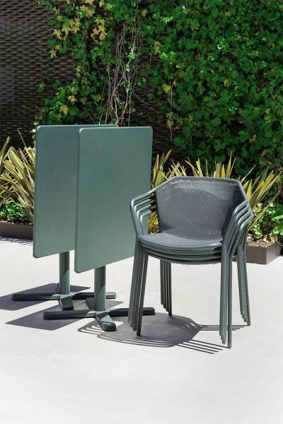 Chaise de restaurant de la collection Darwin en extérieur, couleur vert à Biarritz