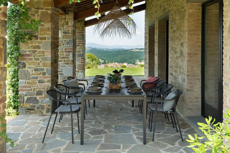 Chaise de restaurant de la collection Darwin en extérieur, couleur noir à Nantes