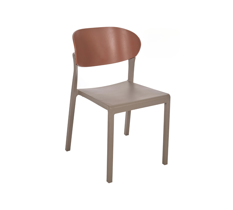 Chaise de repas d’extérieur aux lignes géométriques en polypropylène renforcé fibre de verre, collection BAKE à Cannes