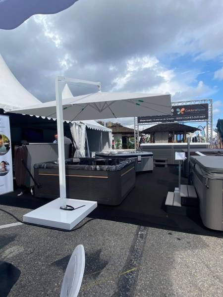 parasol de la collection Amalfi par CARAVITA en aluminium thermo laqué avec toile acrylique à Cannes