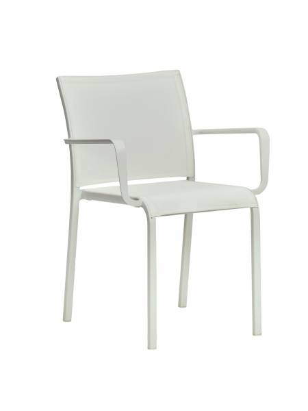 chaise de repas de la collection Land tex exposition à Paris