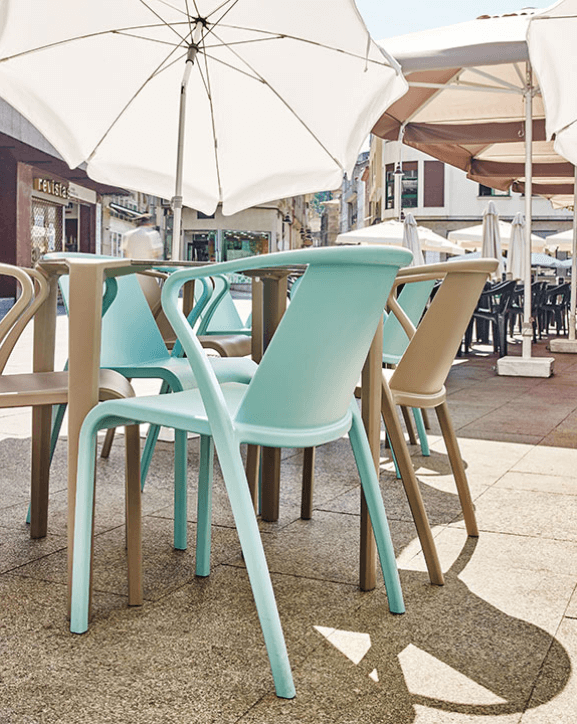 chaise de restaurant de la collection Fado bleu et grise en extérieur à Genève